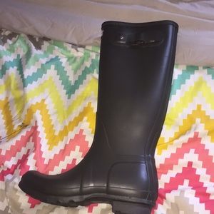 rain boots / winter boots .